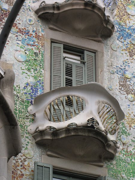 balkon_casa batllo.jpg - De balkons van Casa Batllo lijken wel op enorme kaken van zeedieren, die als het ware uit de zee ontspringen.